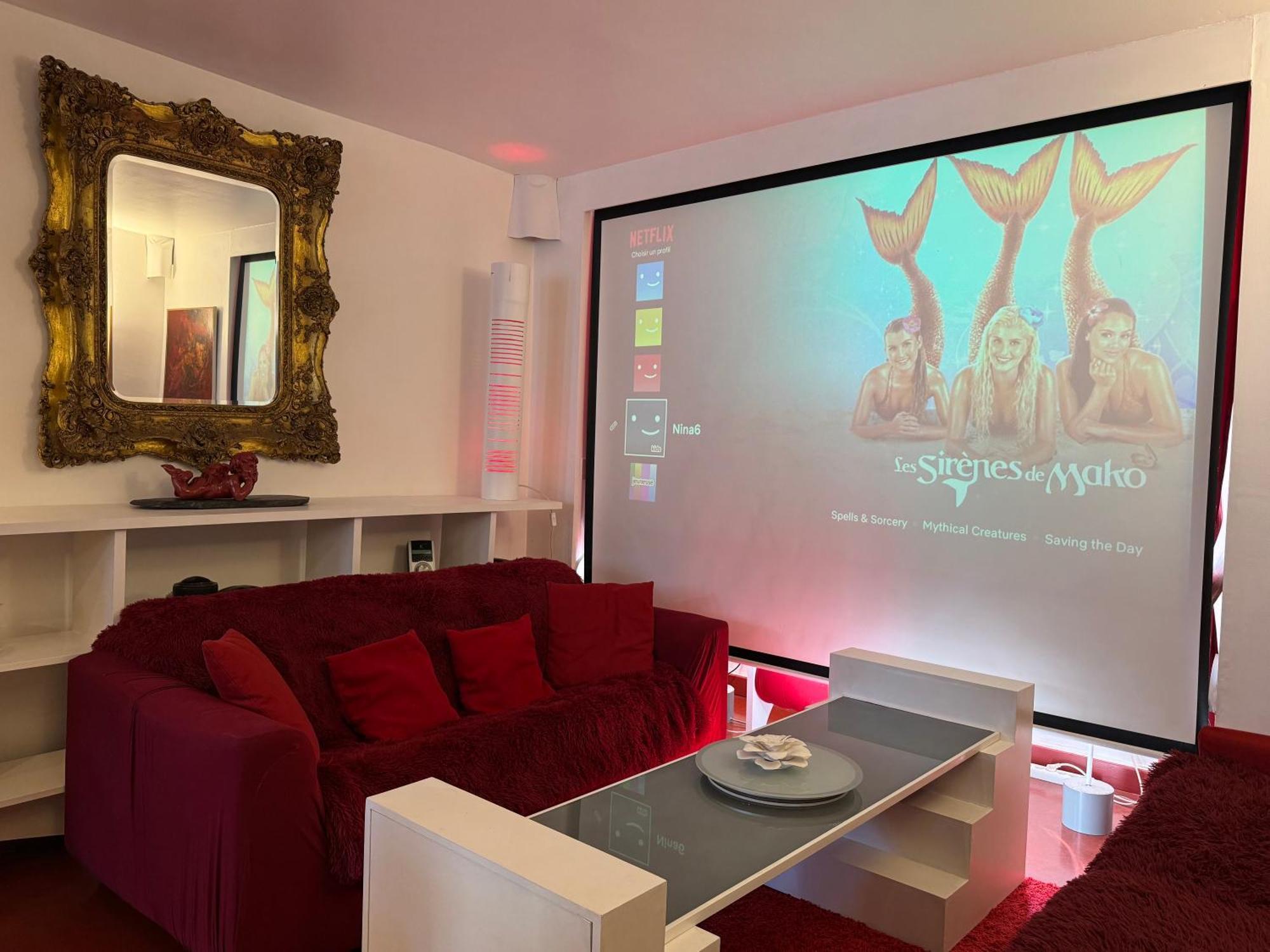 Red Flat Apartment *